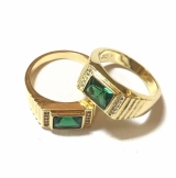 Anel Cravado com Pedra de Zircônia Verde 5g (Banho De Ouro 18k) Anel Cravado com Pedra de Zircônia Verde 5g (Banho De Ouro 18k)