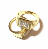 Anel Cravado com Pedras de Zircônia Brancas 5g (Banho De Ouro 18k) Anel Cravado com Pedras de Zircônia Brancas 5g (Banho De Ouro 18k)